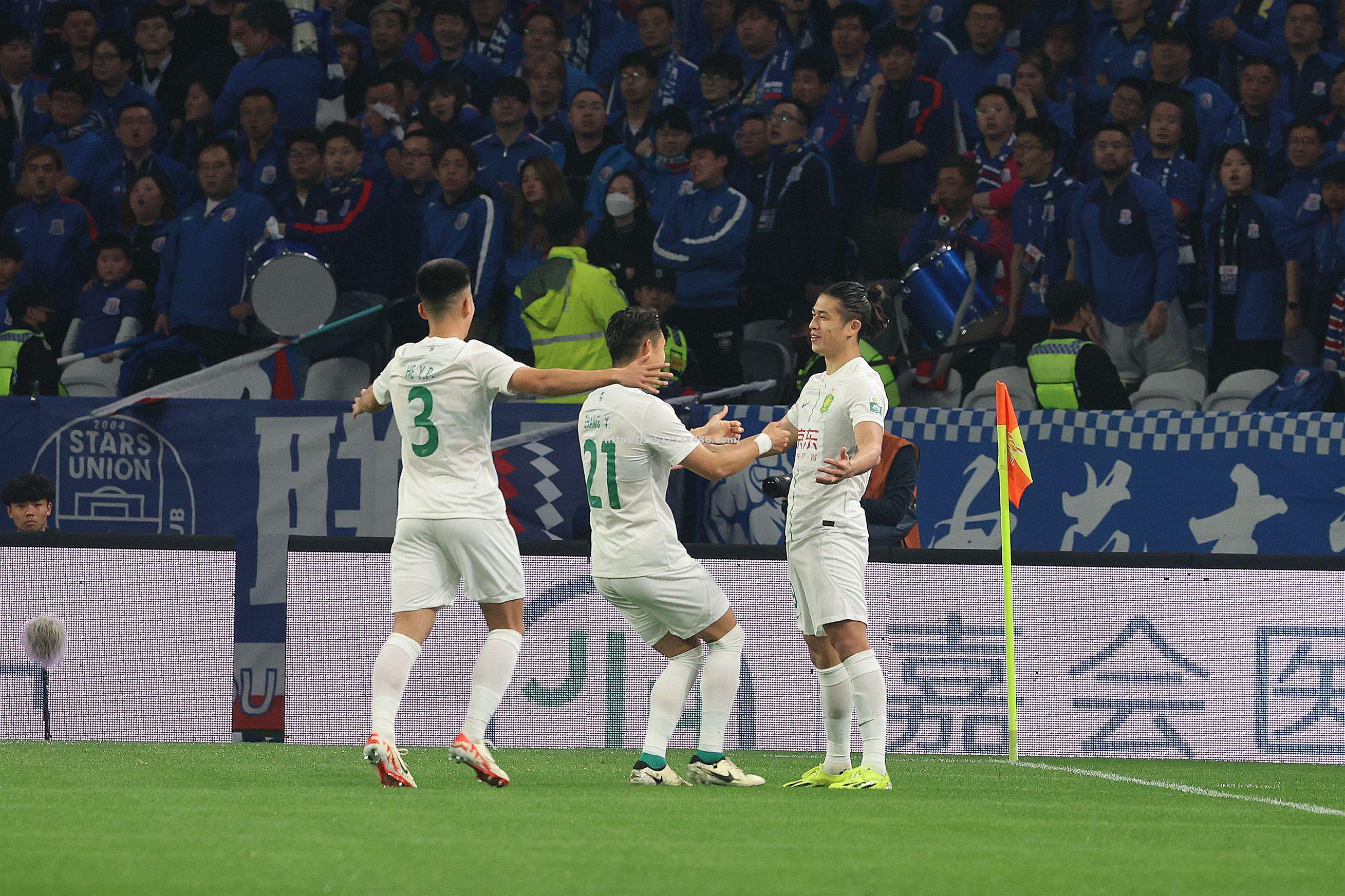 申花主场大胜国安，继续保持榜首位置
